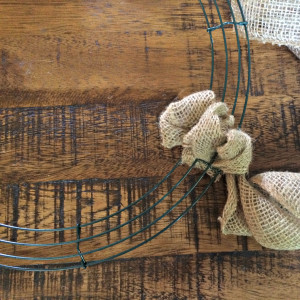 How To Make a Patriotic Burlap Wreath Tie Colors