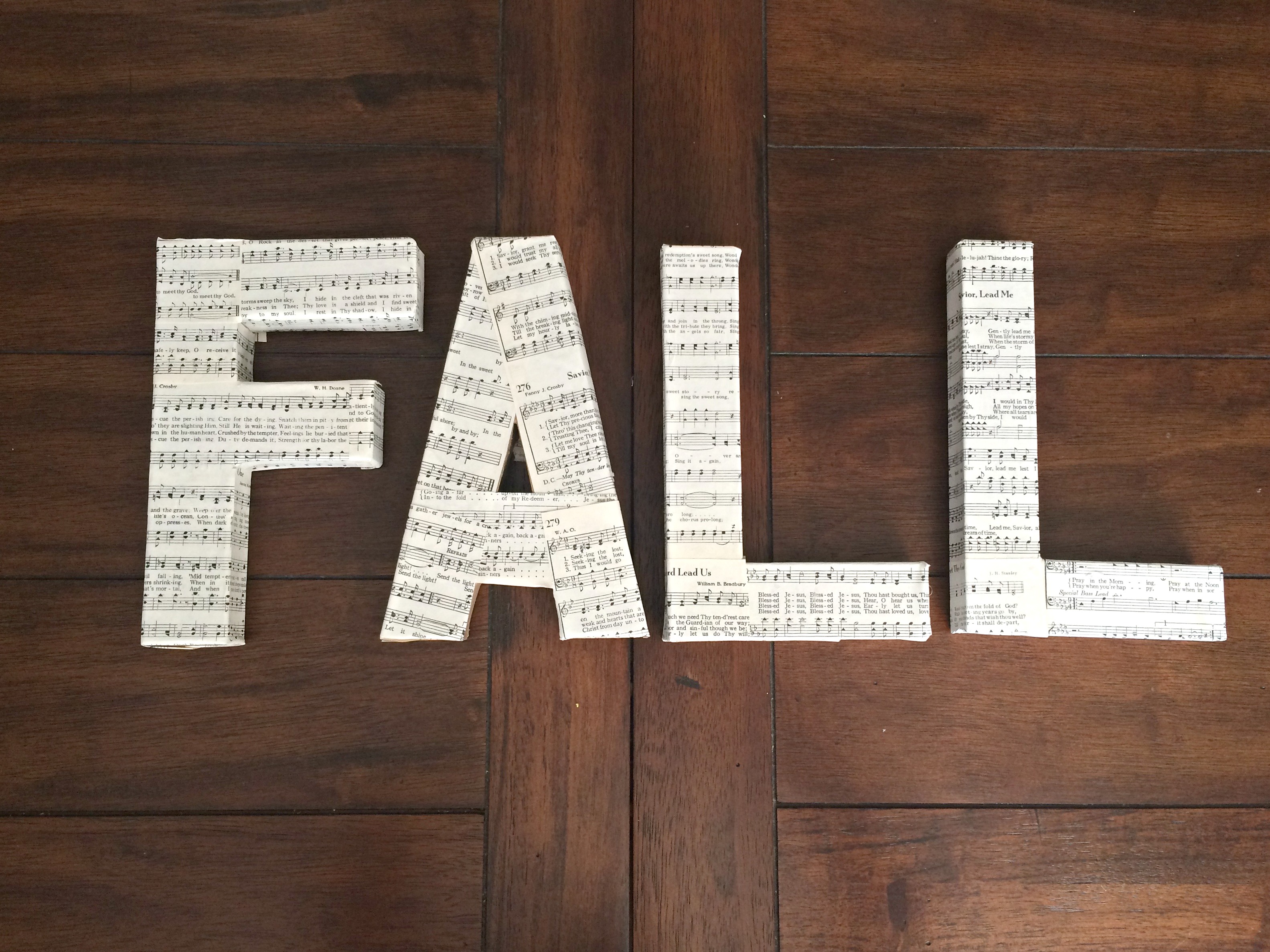 This neutral fall sign is a unique project to add some cozy charm to your fall decor! And so easy too!