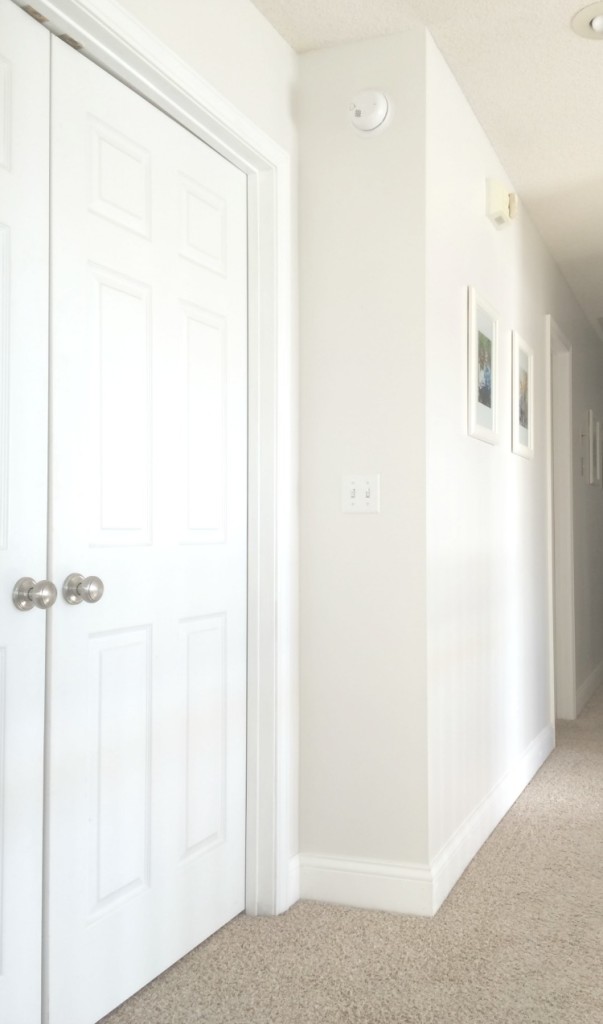 Is your hallway dark and outdated? These 6 tips to brighten and update a dark hallway will make your hallway beautiful!